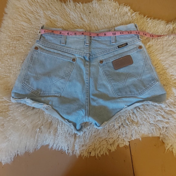 Super cute wrangler shorts - Picture 4 of 5